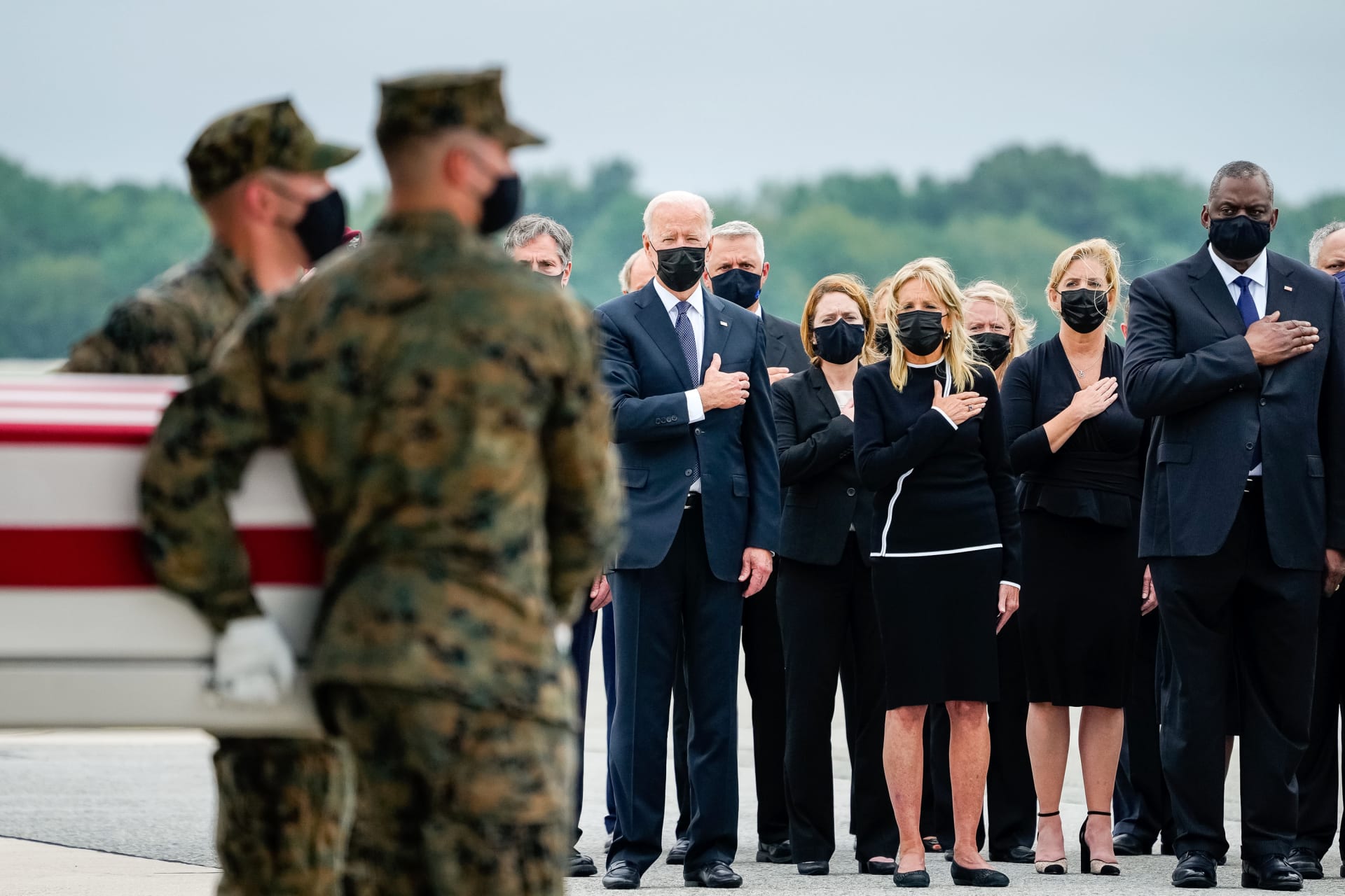 Biden a jeho první dáma Jill Bidenová přijeli společně vzdát hold zemřelým vojákům. 