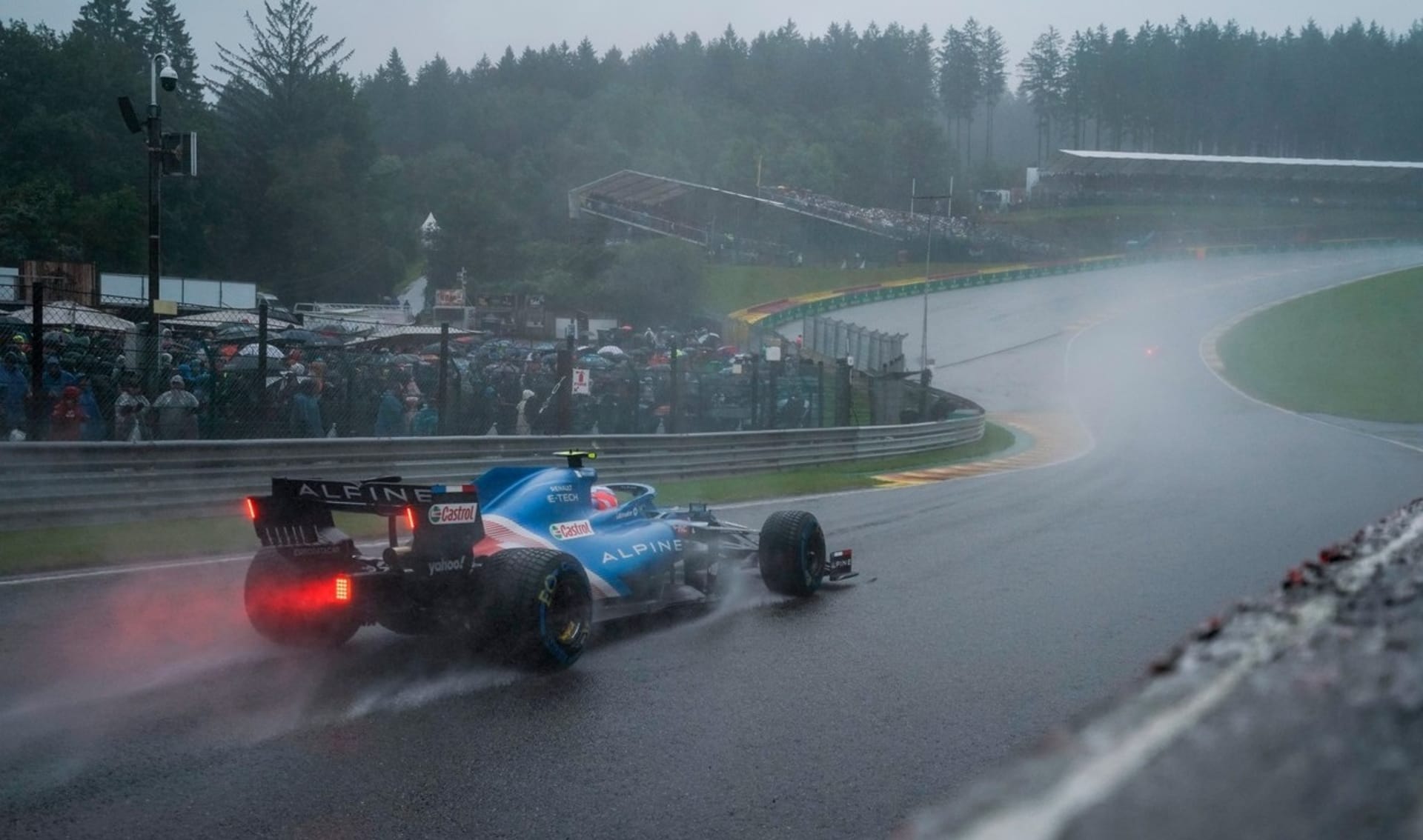 Asfalt na belgickém okruhu Spa neměl během neděle jakoukoliv šanci uschnout. Silný déšť zařídil jeden z nejbizarnějších závodů v historii formule 1.
