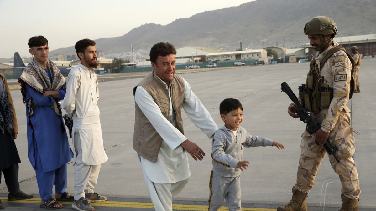 Z Afghánistánu se stále snaží dostat stovky lidí.
