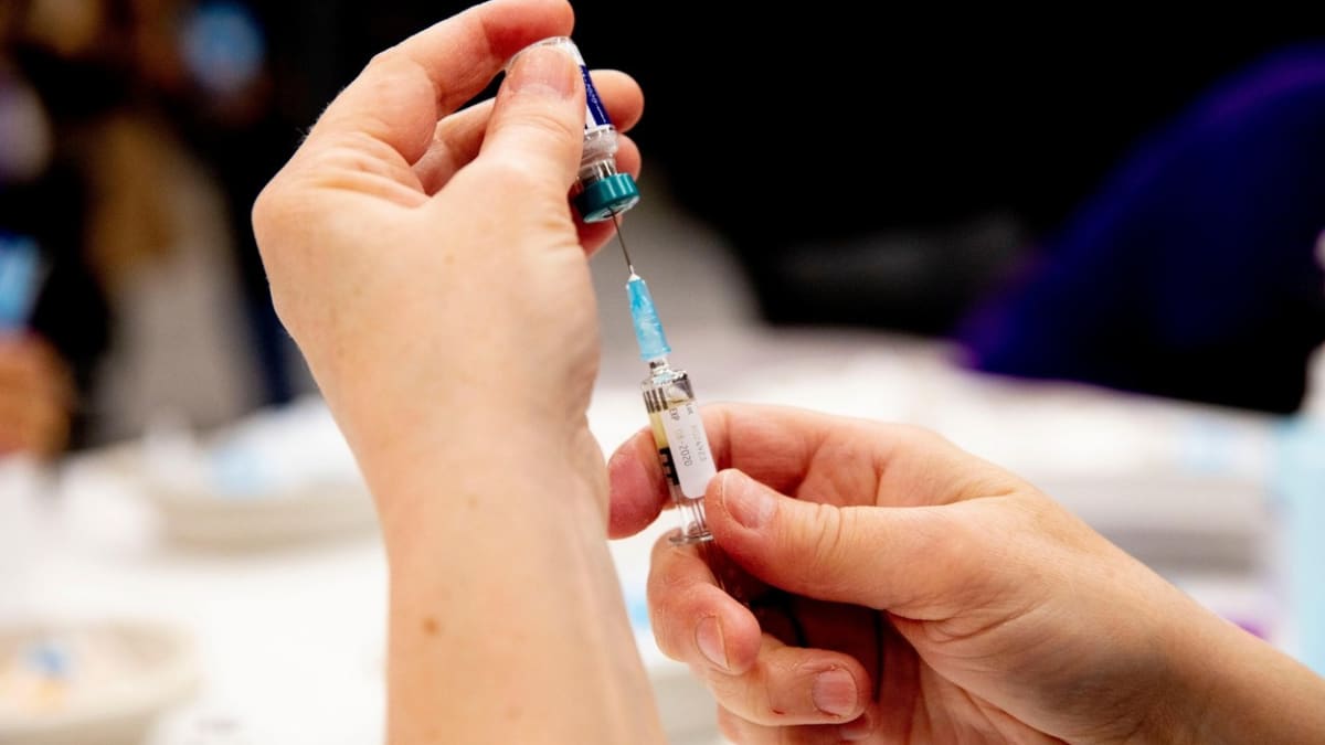 Omikron zasahuje hlavně očkované lidi, tvrdí nová studie