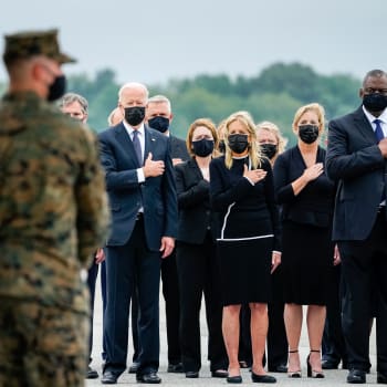 Biden a jeho první dáma Jill Bidenová přijeli společně vzdát hold zemřelým vojákům. 