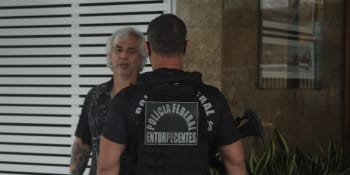 Horor v Brazílii: Lupiči přepadli několik bank, rukojmí přivázali na auta jako lidské štíty