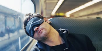 Muž usnul ve vlaku do Strakonic. Útočníci mu posprejovali rozkrok a zapálili ho
