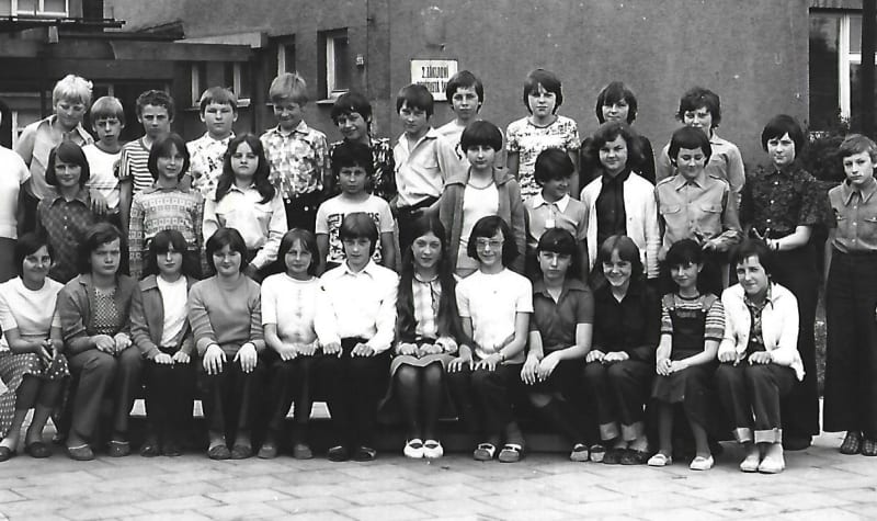 Třída základní školy ve Frýdku-Místku, do které chodila letos 53letá Elli. Tělesné tresty tito školáci zažívali doma i ve škole.