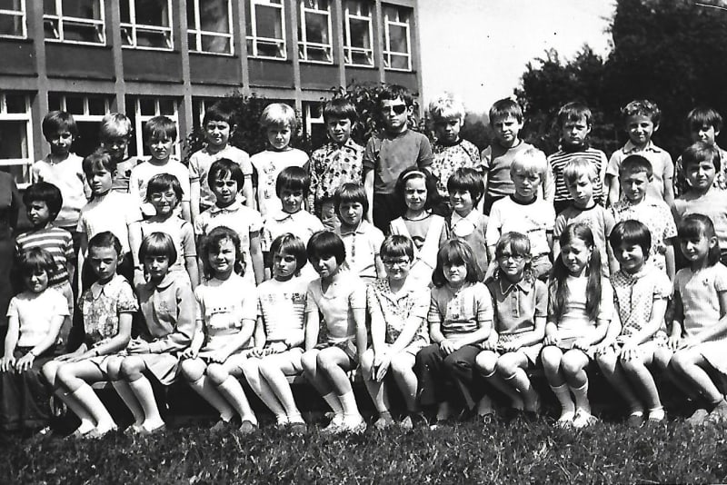 Děti základní školy ve Frýdku-Místku, do které chodila i letos 53letá Elli. Tělesné tresty tito školáci zažívali doma i ve škole.
