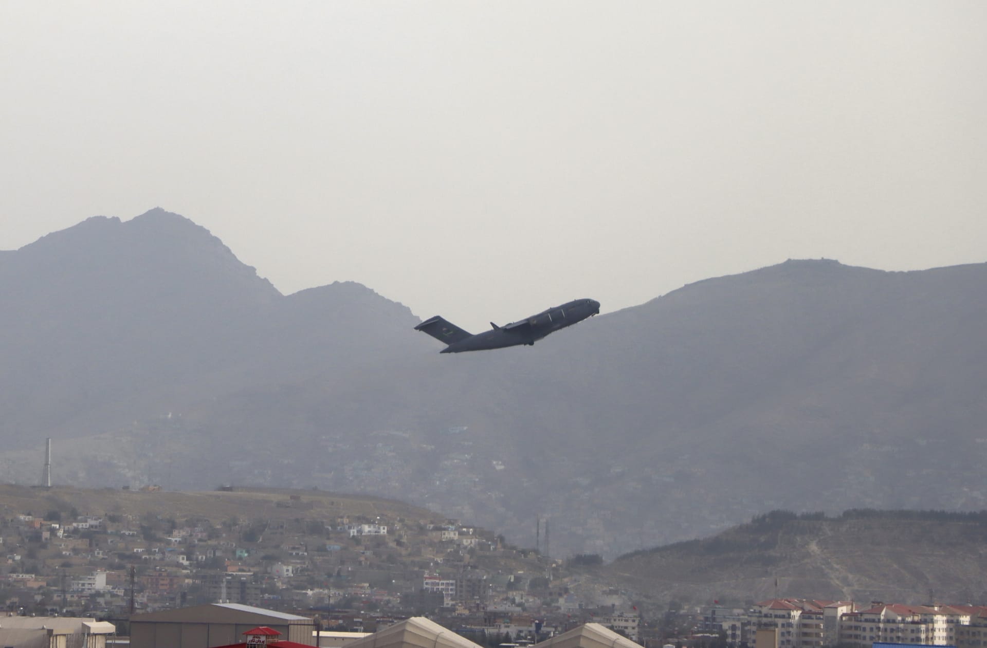 Poslední americké letadlo odlétající z Kábulu. 
