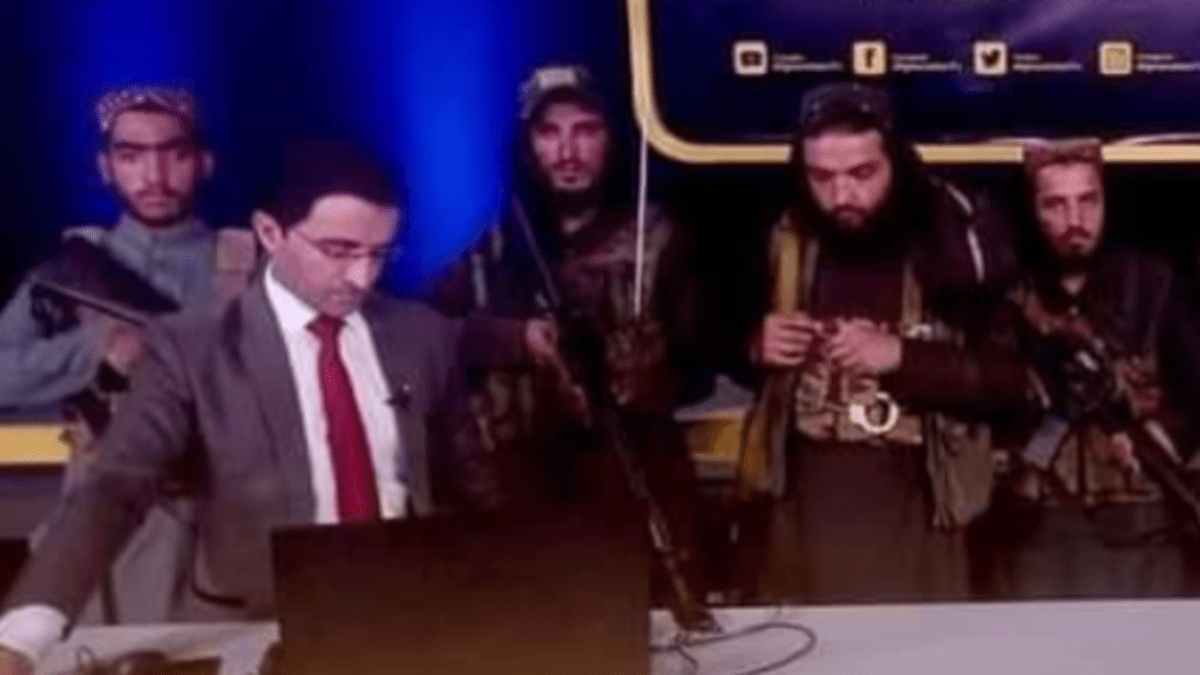 Tálibánci donutili moderátora odvysílat jejich prohlášení. (zdroj: Twitter/ Zaki Daryabi)
