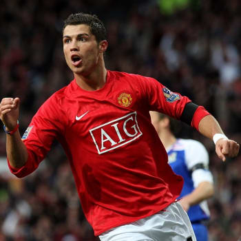 Cristiano Ronaldo dostal v United dvouletou smlouvu.