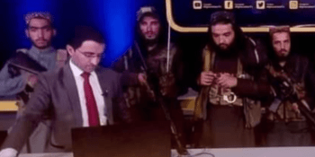Nebojte se nás, předčítá vyděšený moderátor v afghánské TV. Na mušce ho mají ozbrojenci