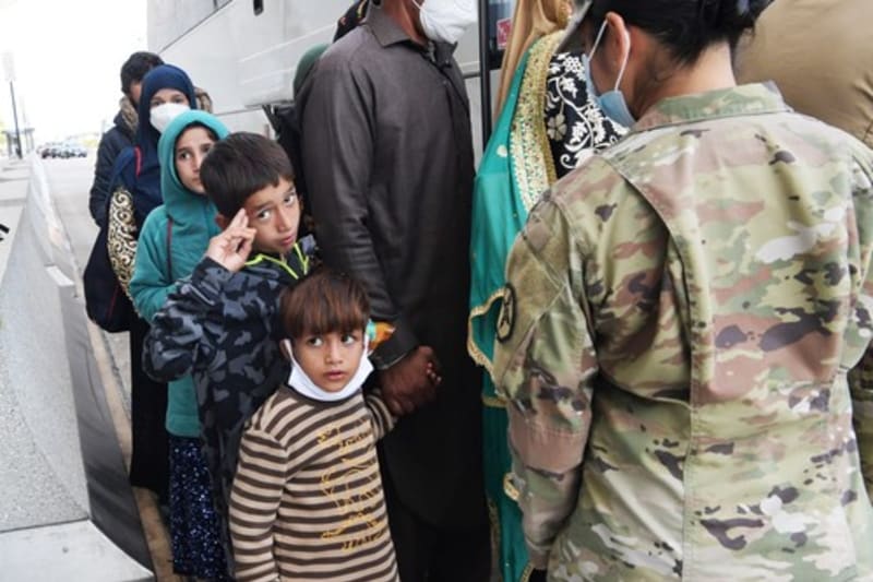 Přílet evakuovaných lidí z Afghánistánu na letiště ve Washingtonu. 