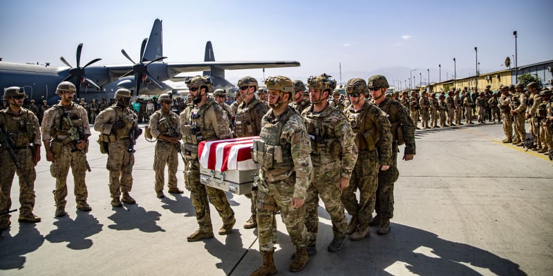 Do USA byli převezeni také těla vojáků, kteří zemřeli během misí. 