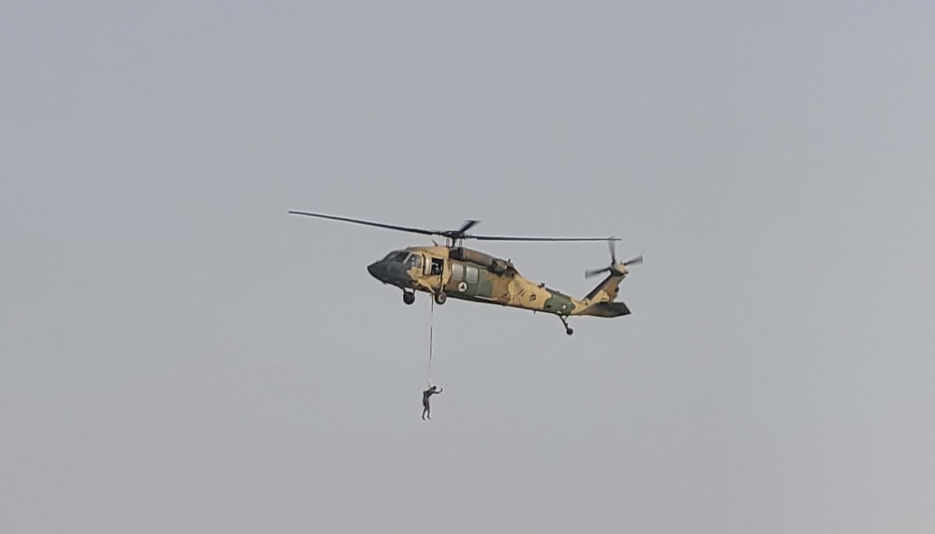 Zavěsil Tálibán pod vrtulník oběšeného člověka? (foto: Jahid Jalal)