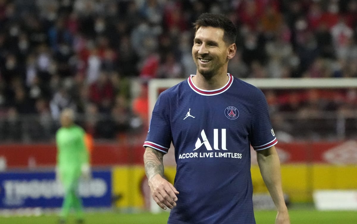 Messi nově obléká dres Paris Saint-Germain. Jeho odchod z Barcelony byl spolu s transferem Cristiana Ronalda největším hitem našlapaného přestupového období v roce 2021.