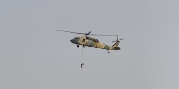 Děsivé video z Afghánistánu: Zavěsil Tálibán pod vrtulník oběšeného člověka?
