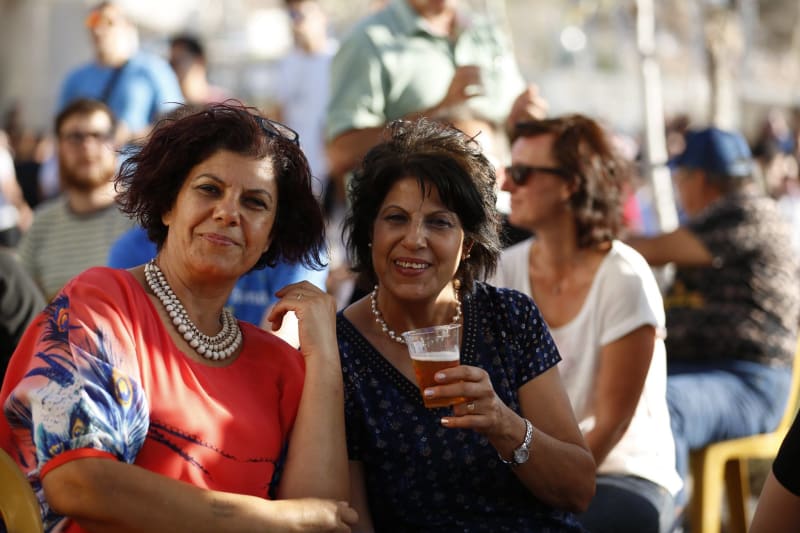 Palestinci se baví s pivem z českého chmele při Taybeh Oktoberfestu. (autor: archiv Petr Starý)