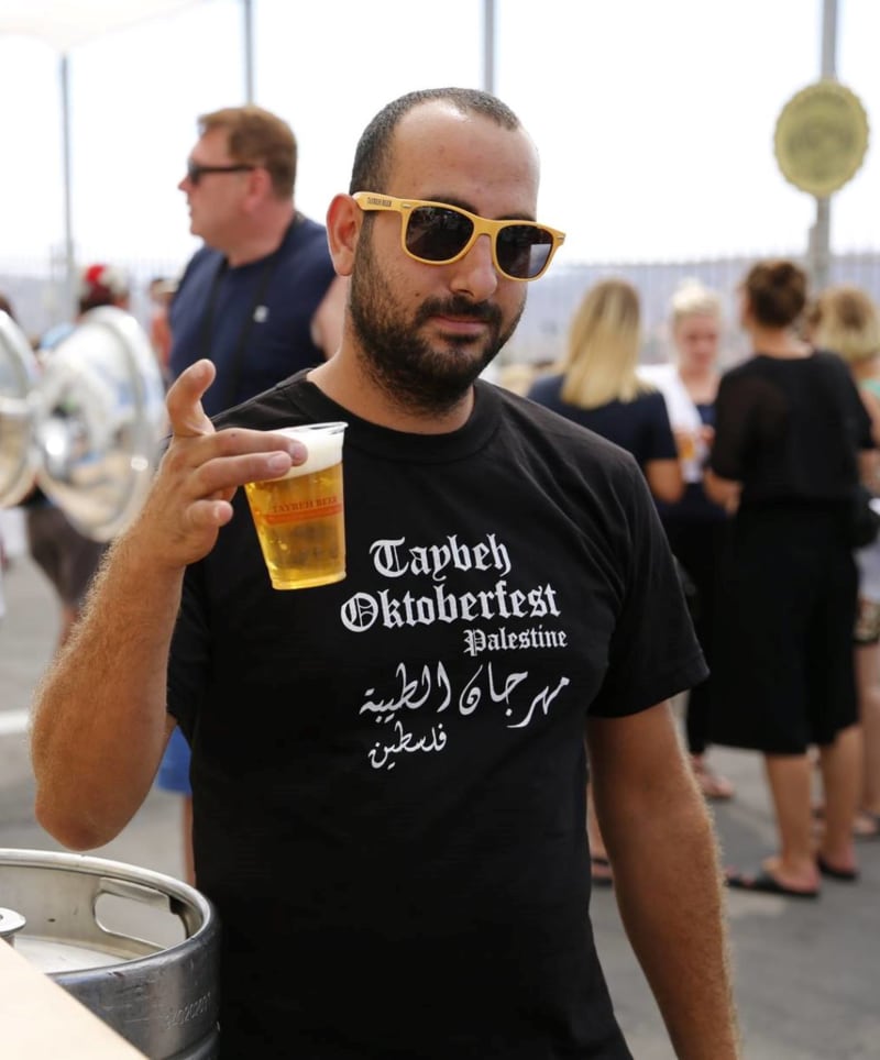 Palestinci se baví s pivem z českého chmele při Taybeh Oktoberfestu. (autor: archiv Petr Starý)