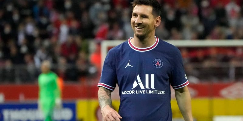 Messi nově obléká dres Paris Saint-Germain. Jeho odchod z Barcelony byl spolu s transferem Cristiana Ronalda největším hitem našlapaného přestupového období v roce 2021.