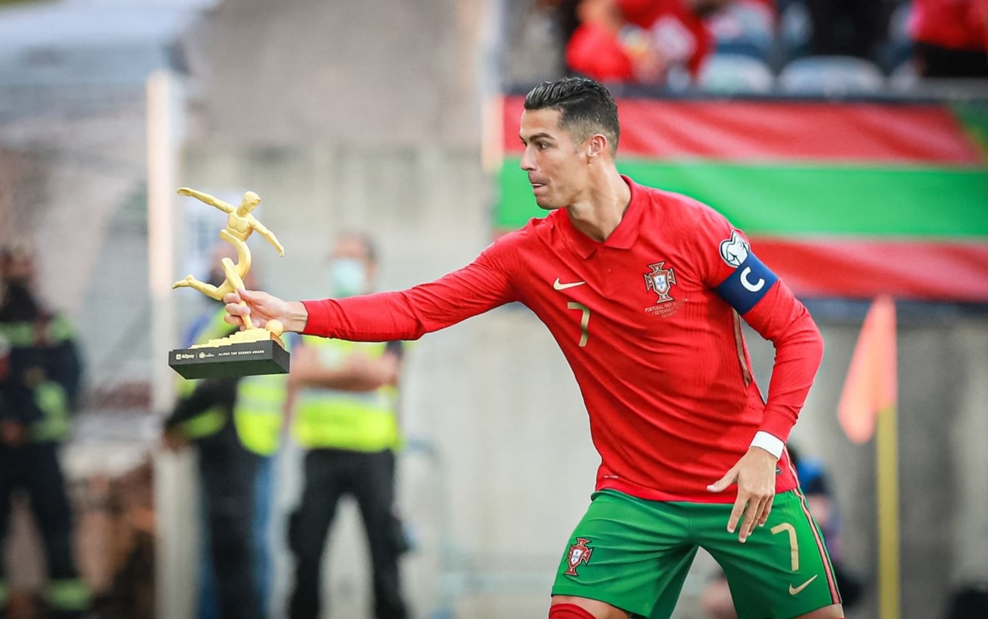 Cristiano Ronaldo dal ve středu 110. a 111. branku za Portugalsko, čímž překonal rekord v počtu reprezentačních gólů.