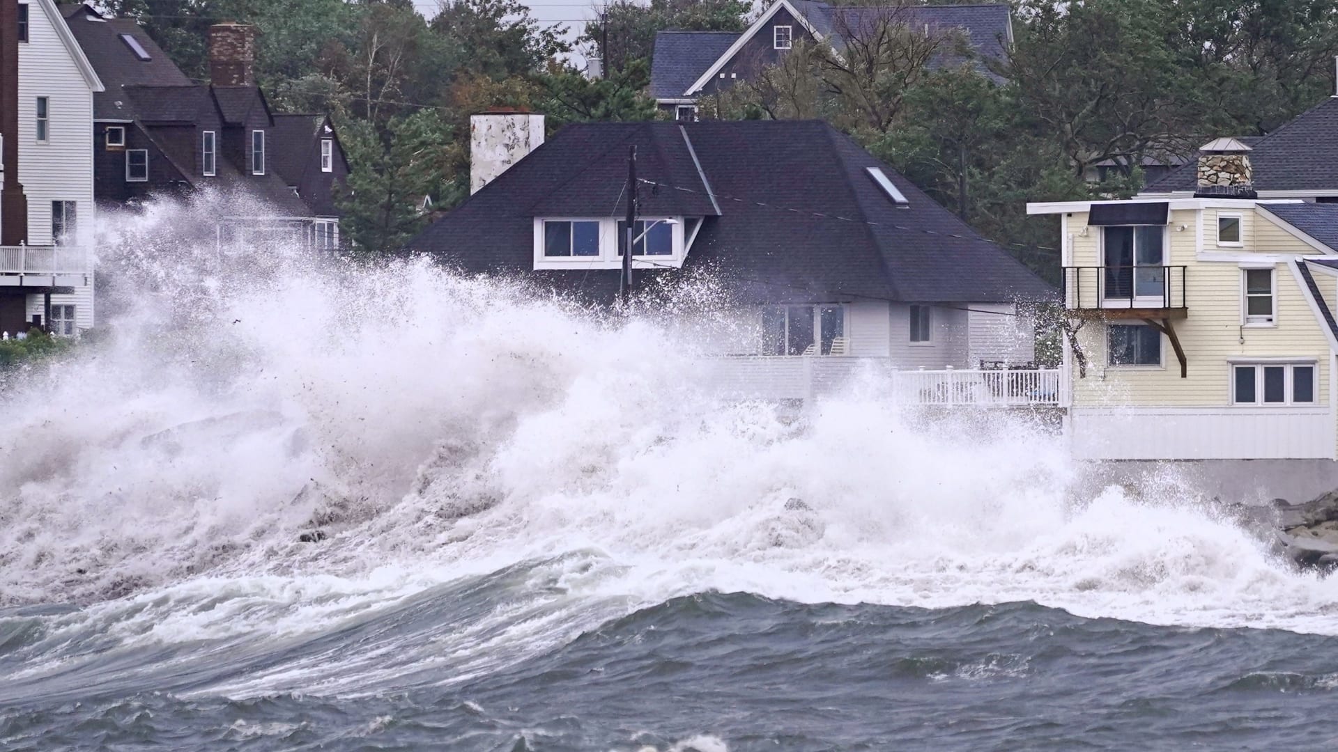 Vlny na pobřeží státu Massachusetts