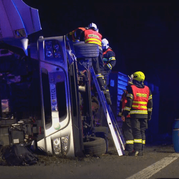 Nehoda kamionu ve středu v noci zablokovala jeden pruh dálnice D8 ve směru na Ústí nad Labem. 