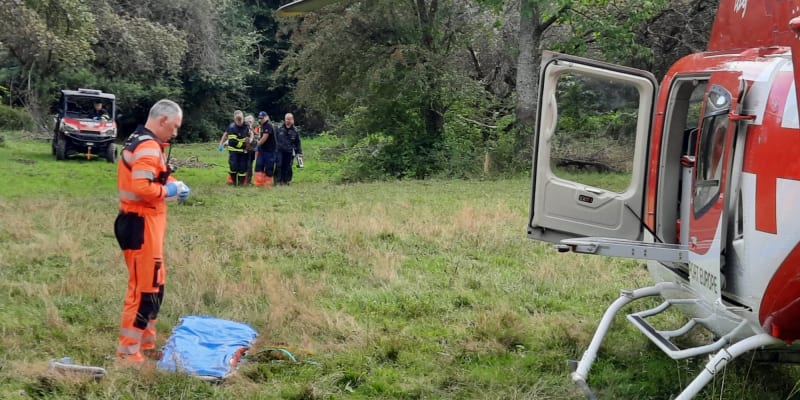 Záběry ze záchrany ženy, kterou na Slovensku pokousal medvěd. (zdroj: Air-Transport Europe, letecká záchranná služba)