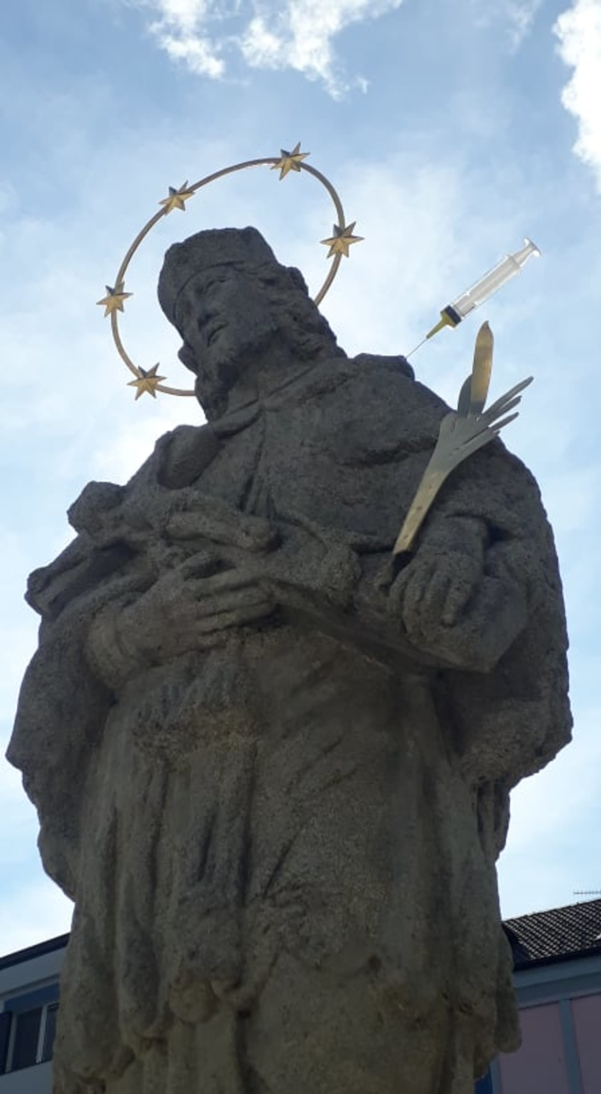 Svatý Jan Nepomucký se dočkal první dávky vakcíny. (Foto: Neznámý vojín)