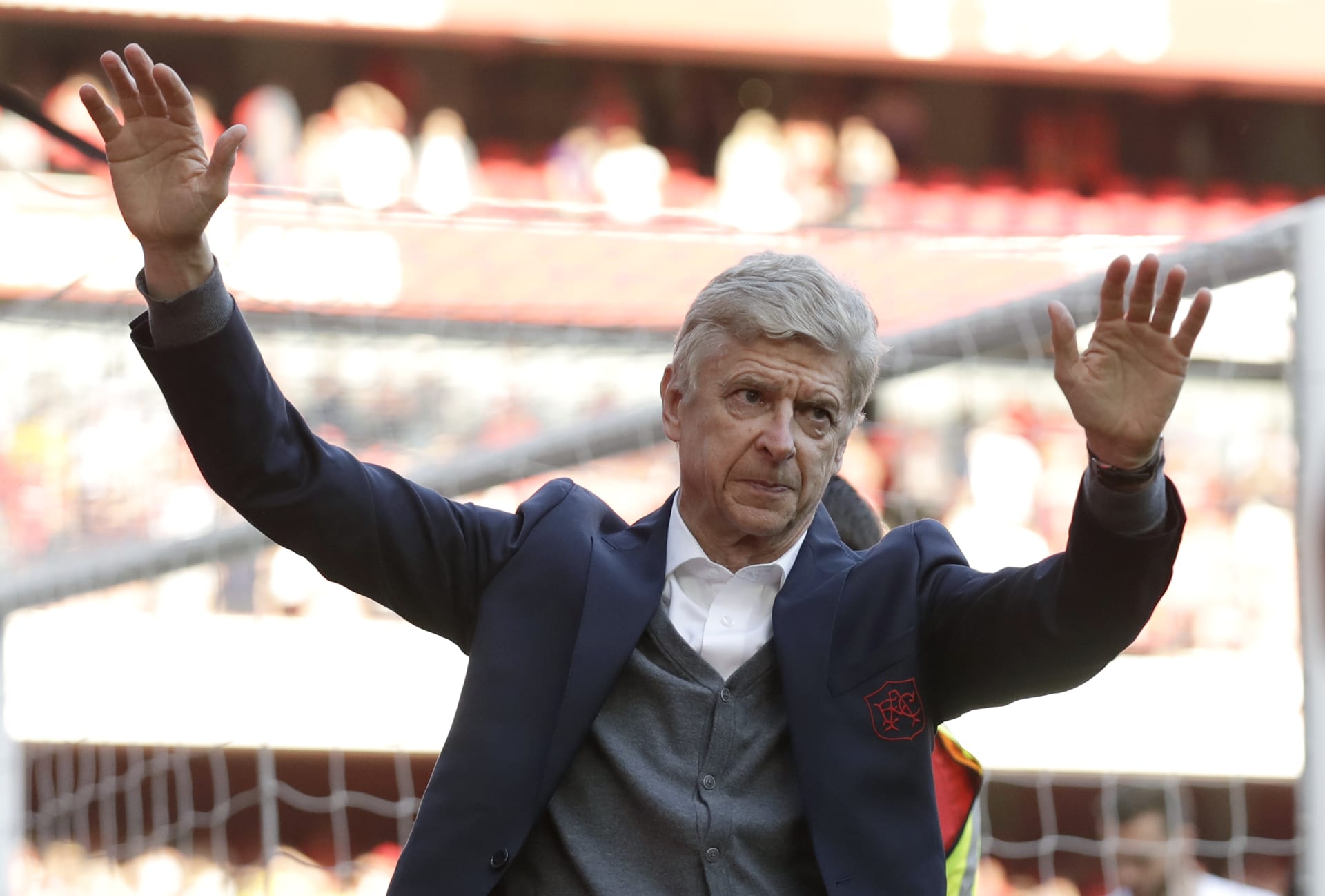 Arsène Wenger se loučí s fanoušky Arsenalu Londýn po posledním domácím utkání svého osmnáctiletého angažmá v klubu.