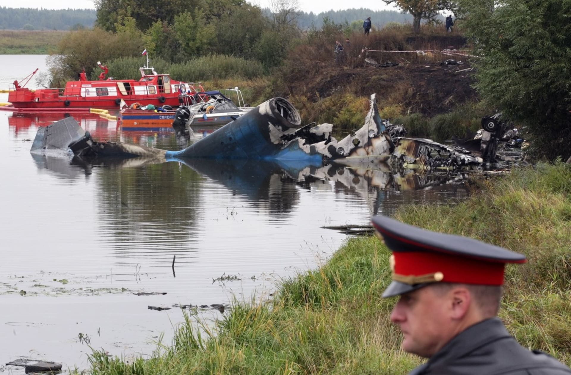 Trosky letounu skončily i v přilehlé řece Volze.