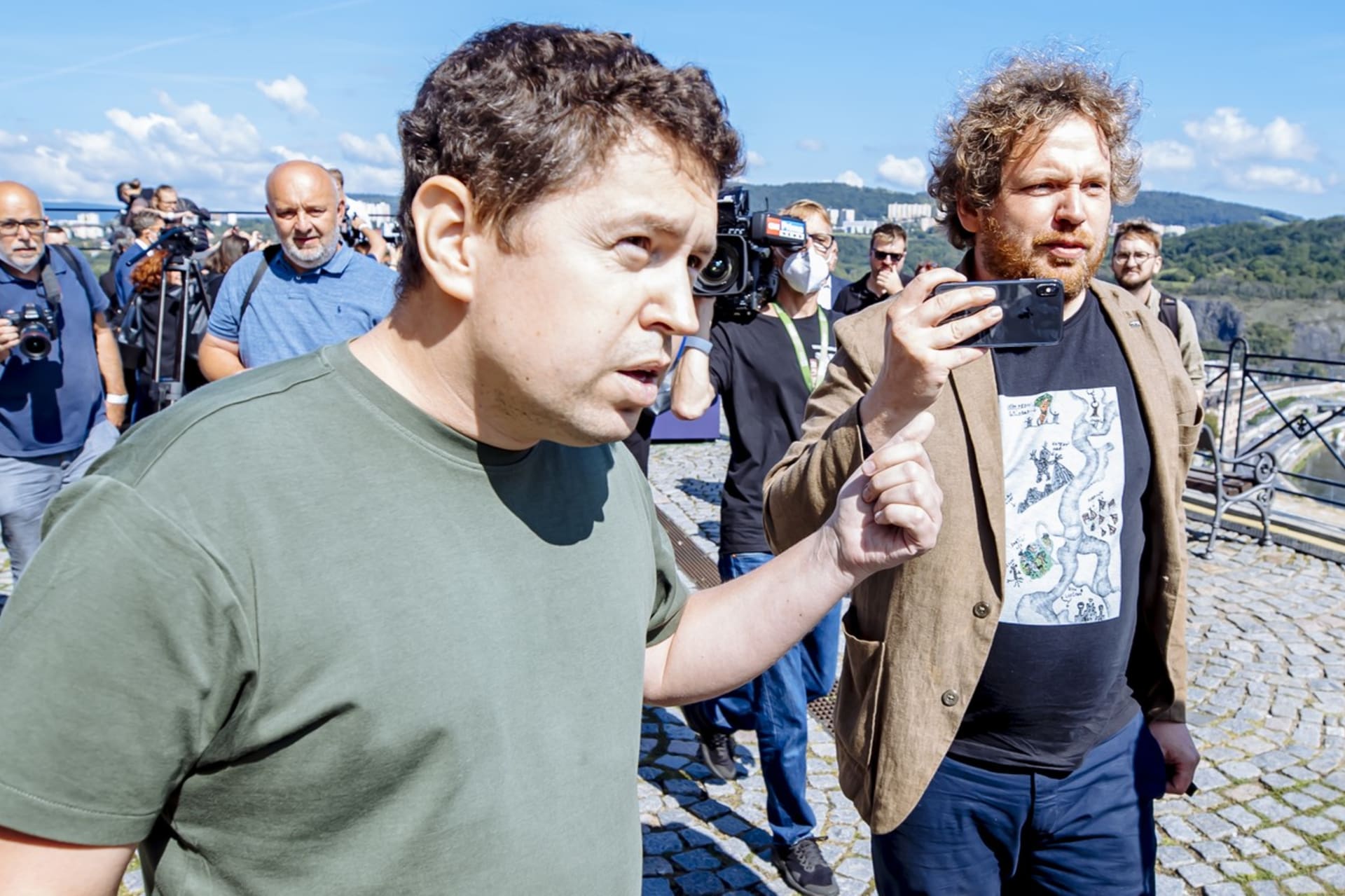 Režisér Vít Klusák (vpravo) podle komentátora Bohumila Pečinky manipuluje syna premiéra Andreje Babiše.
