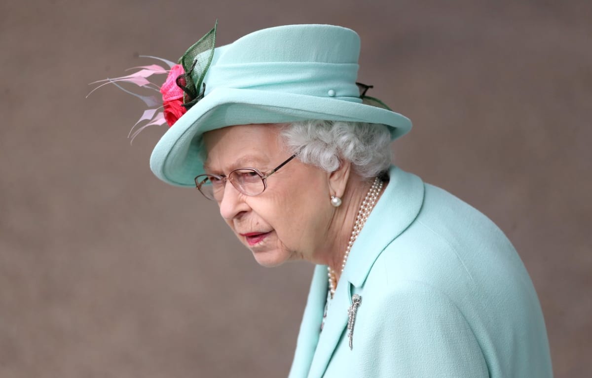 Královna Alžběta II. podle Buckinghamského paláce musela strávit noc ze středy na čtvrtek v nemocnici kvůli vyšetření. 
