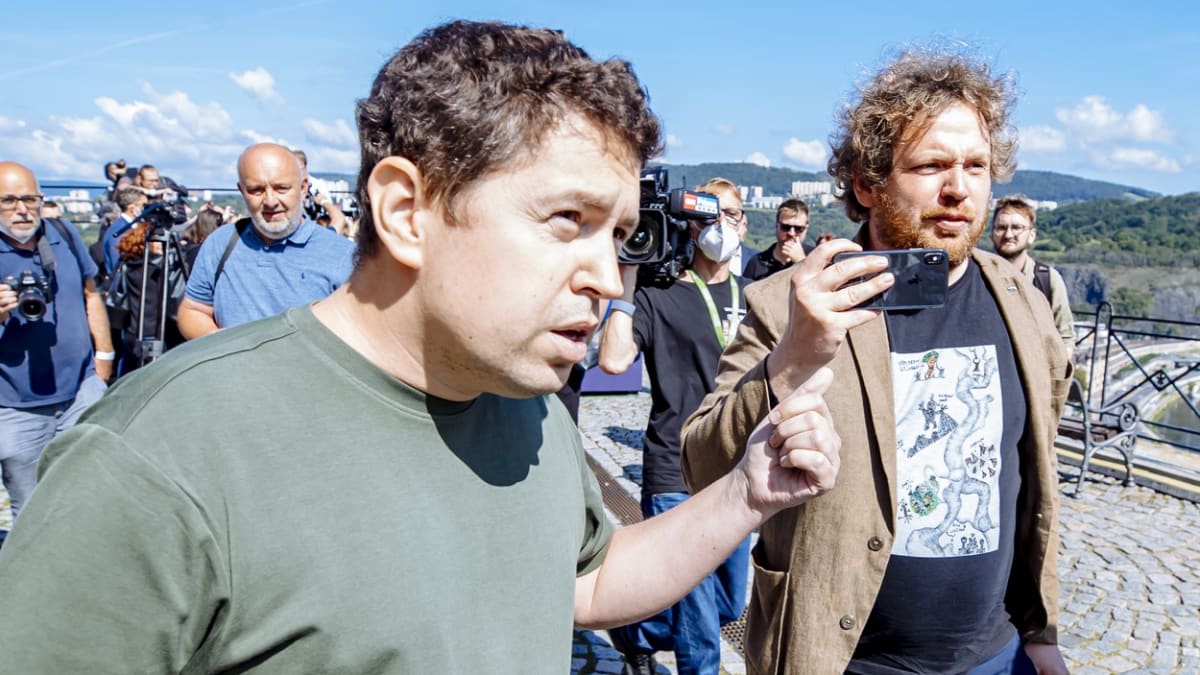 Režisér Vít Klusák (vpravo) podle komentátora Bohumila Pečinky manipuluje syna premiéra Andreje Babiše.