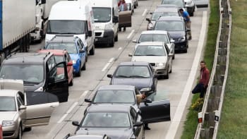Řidičce předjíždějící kolonu sebrali na Slovensku řidičák. U nás hrozí jen menší pokuta