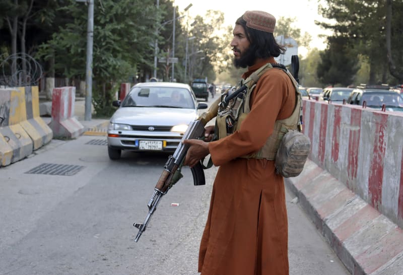 Hlídka Tálibánu v ulicích Kábulu