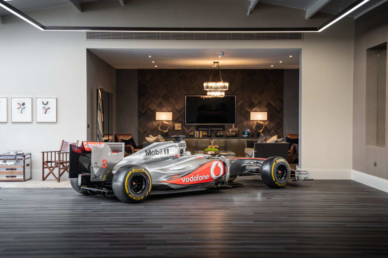 Formule 1 stáje McLaren (2011), která je na prodej bez motoru.