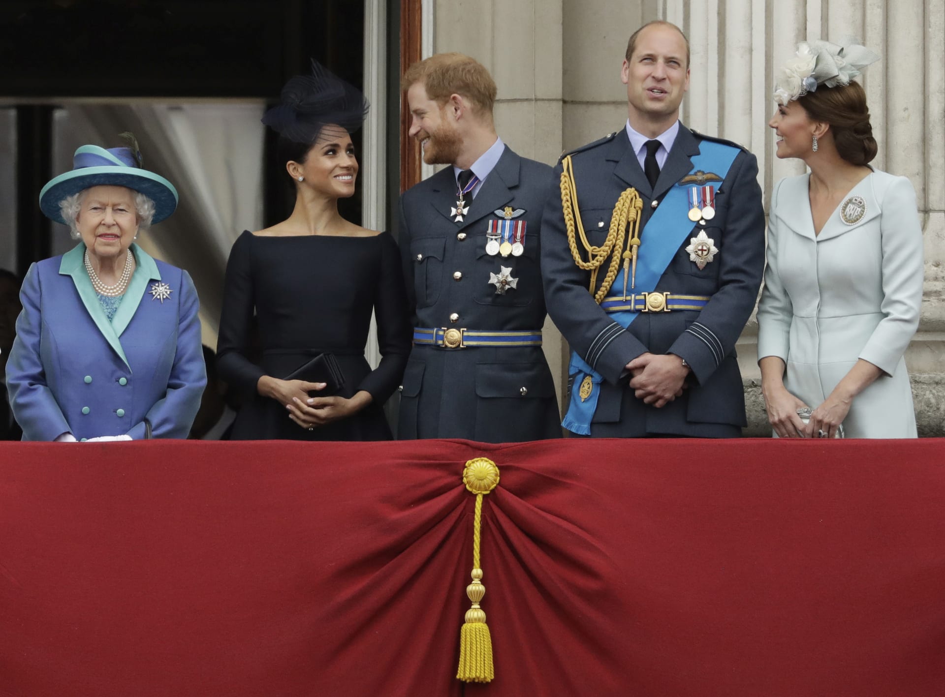 Královna chce usmířit rozhádané bratry Williama a Harryho. Na snímku všichni společně sledují přehlídku královského letectva (rok 2018).