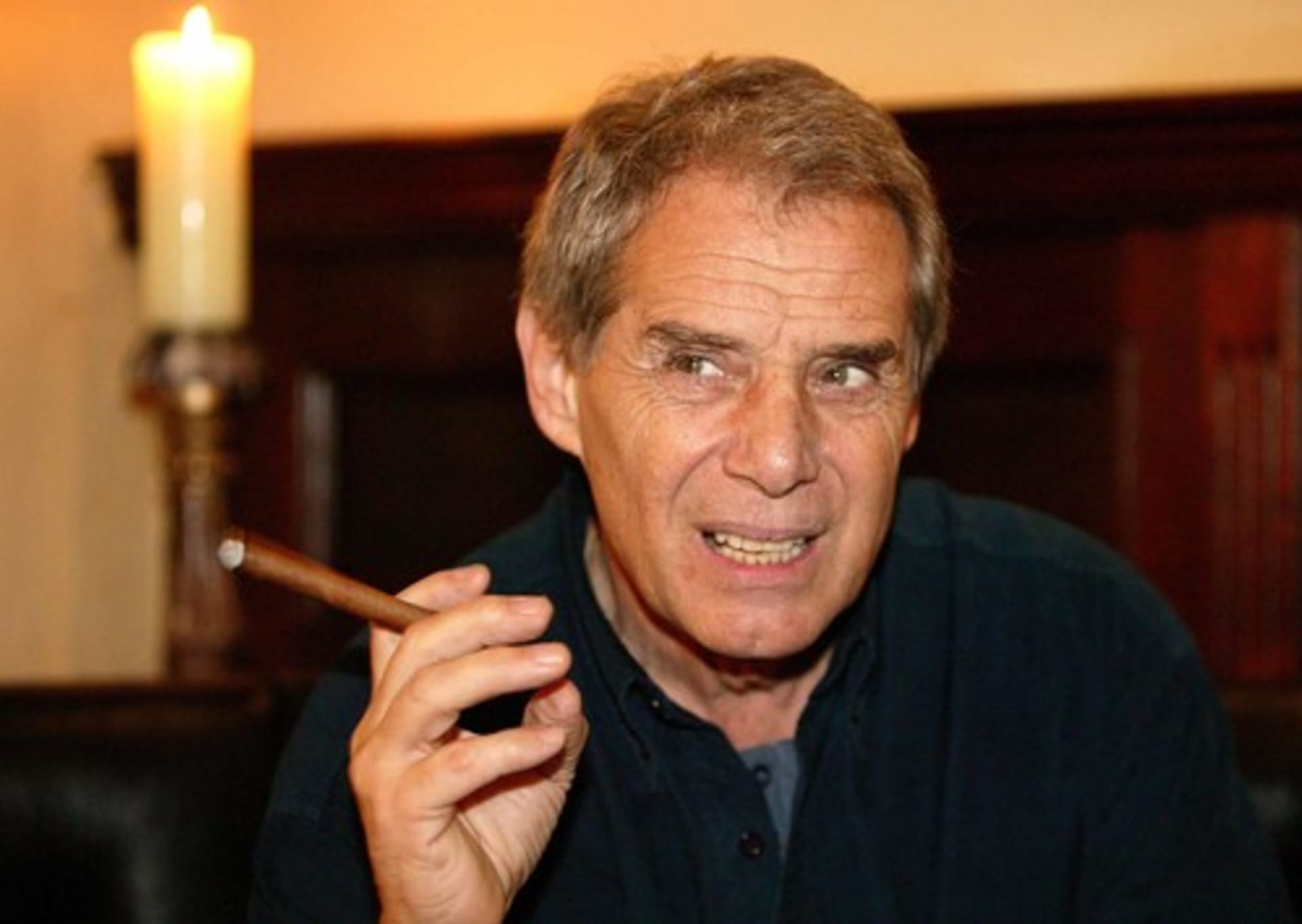 Herec a zpěvák Josef Laufer rád kouříval doutníky. 