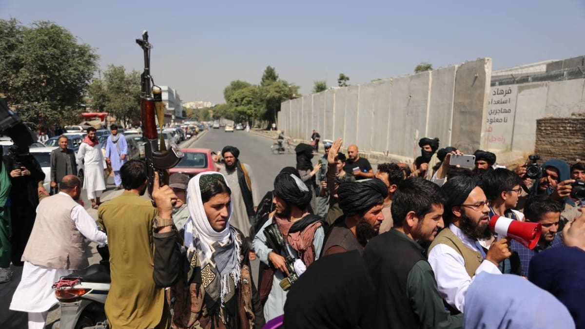 Bojovníci Tálibánu v ulicích Kábulu