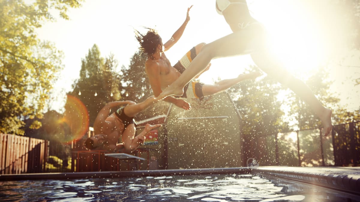 Léto a lidé v bazéně