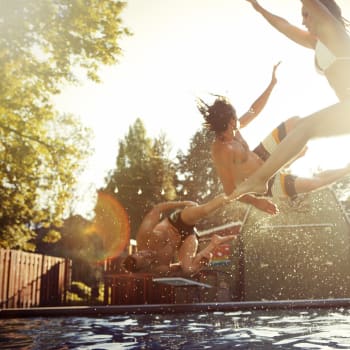 Léto a lidé v bazéně