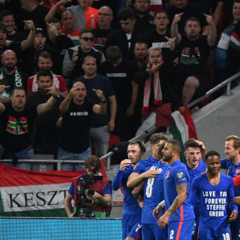 Angličtí fotbalisté slavící gól v utkání proti Maďarsku
