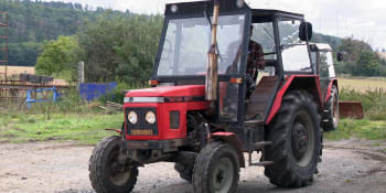 V Česku chybí traktoristi. Špinavá a smradlavá práce, vzkazují mladí