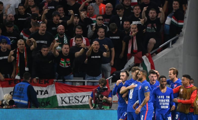 Angličtí fotbalisté slavící gól v utkání proti Maďarsku na Euru 2021