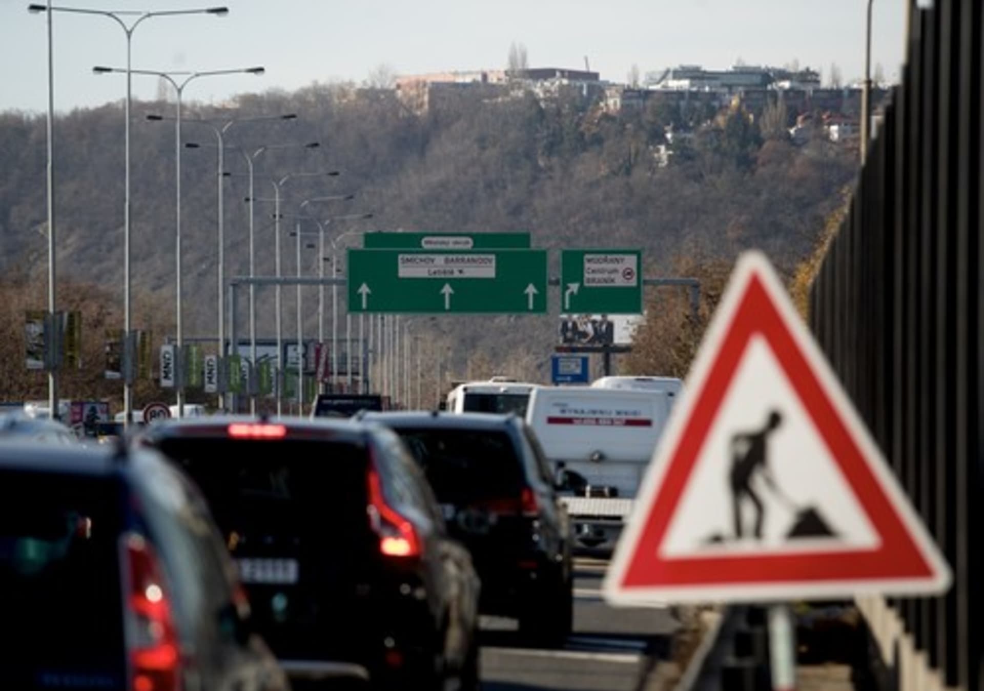 Řidiči v Praze musí na svých cestách počítat s uzavírkami a následnými kolonami. 