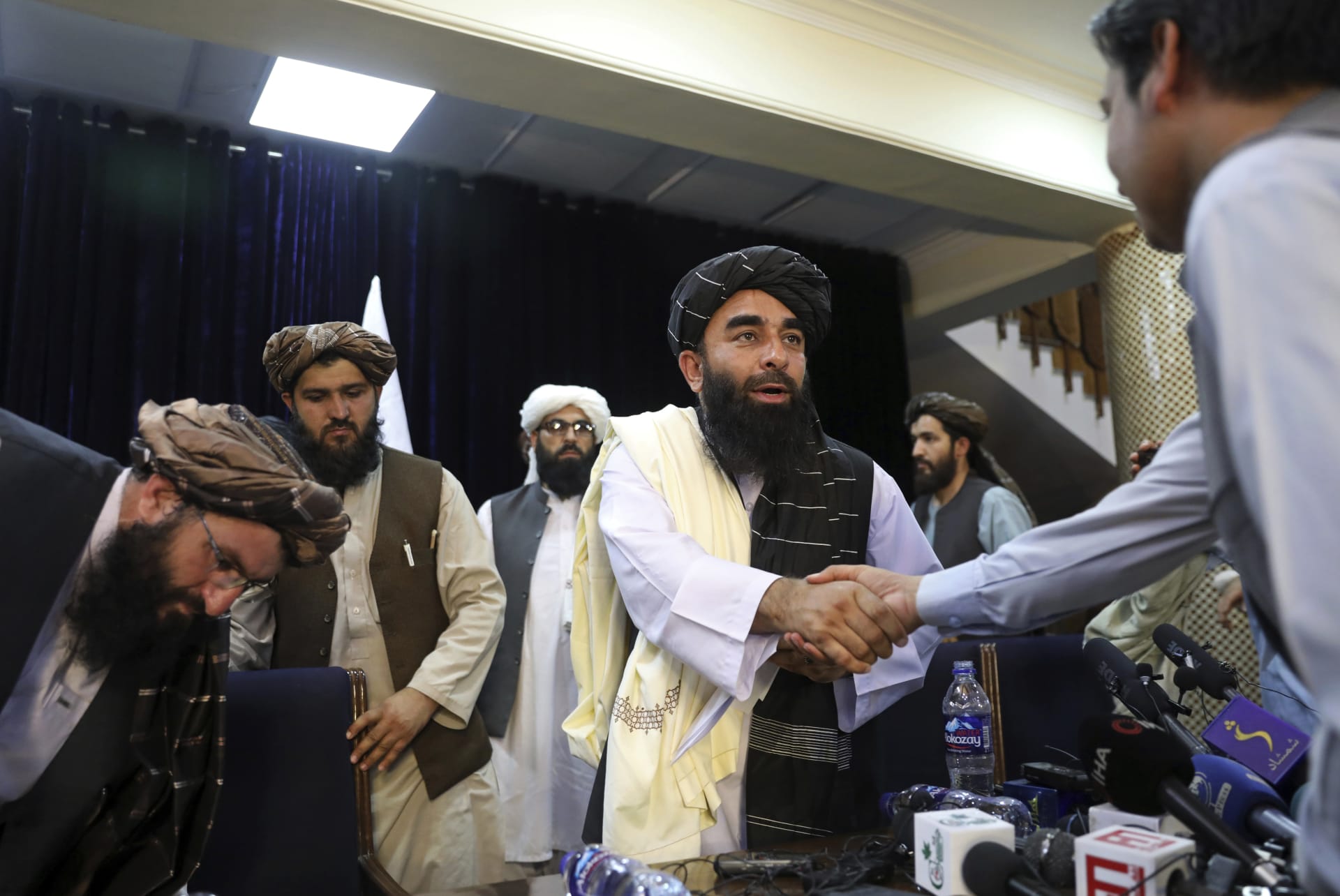 Mluvčí Tálibánu  Zabihulláh Mudžáhid před tiskovou konferencí