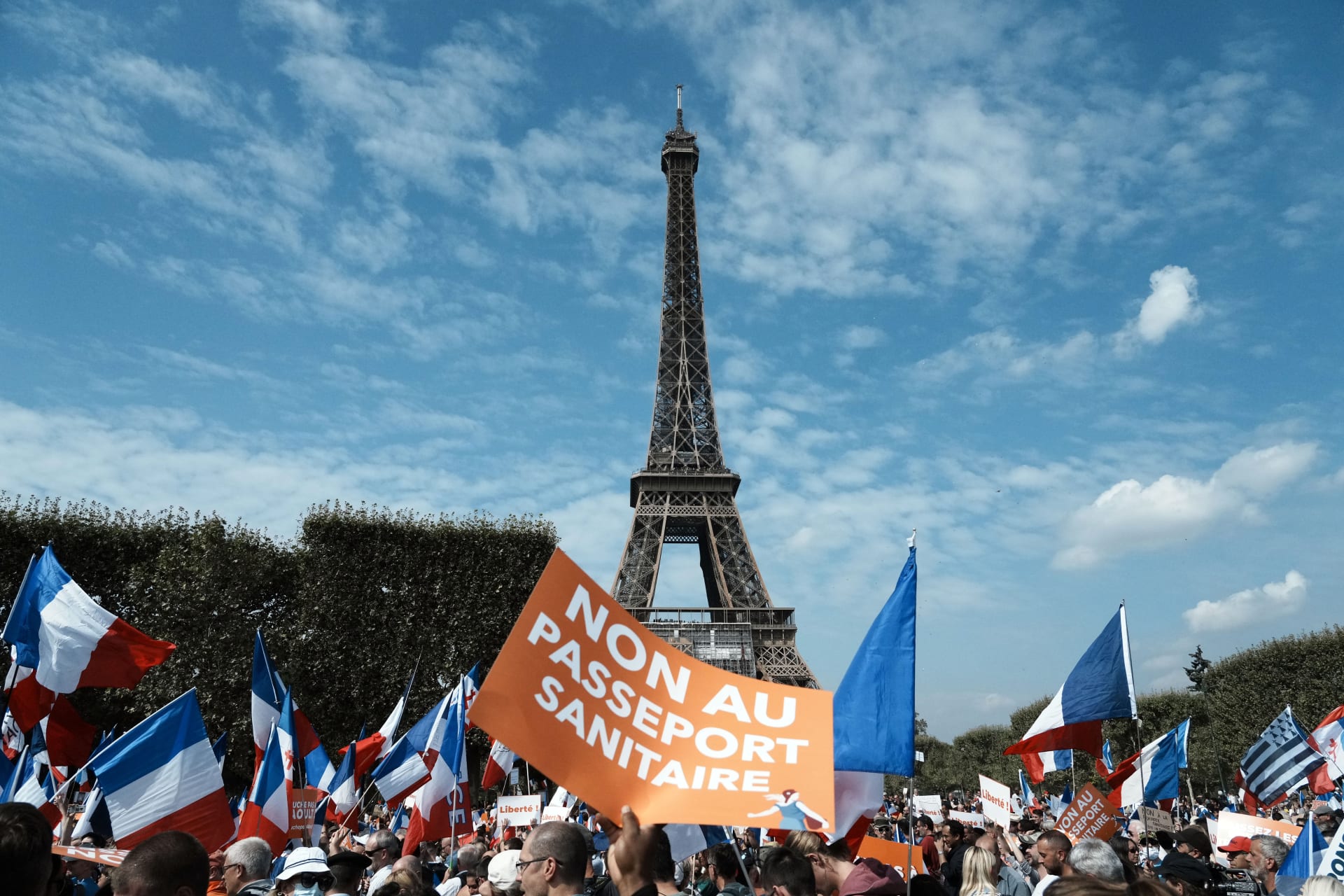 Ve Francii již osmý víkend v řadě lidé demonstrují proti covid pasům. Zároveň jsou proti povinnému očkování zdravotníků