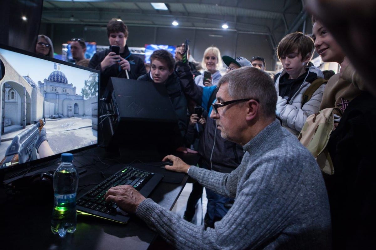 Někdejší ministr financí Andrej Babiš na festivalu Utubering, kde si zahrál hru Counter-Strike: Global Offensive.