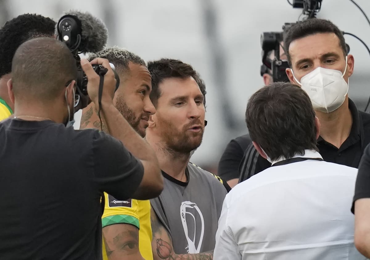 Brazilec Neymar (vlevo) a Argentinec Lionel Messi poslouchají prohlášení k ukončení vzájemného kvalifikačního utkání v São Paulu. 