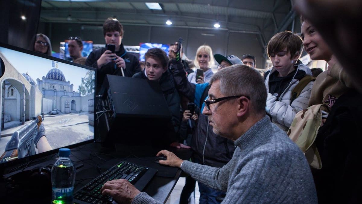 Někdejší ministr financí Andrej Babiš na festivalu Utubering, kde si zahrál hru Counter-Strike: Global Offensive.