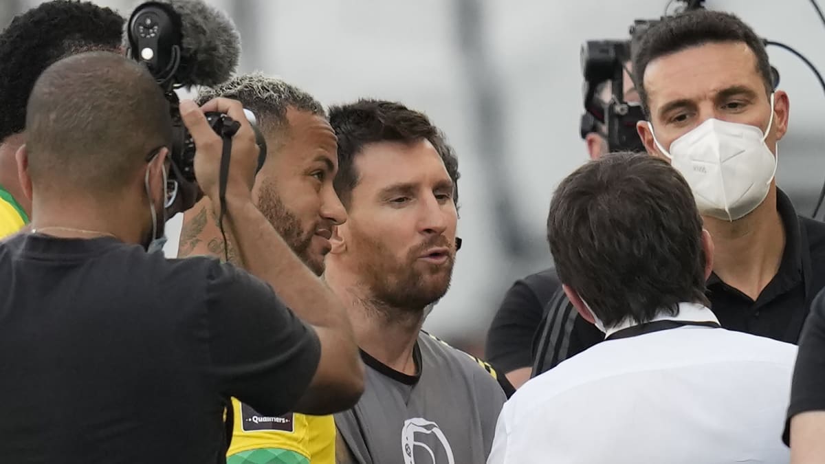 Situaci na hřišti řešili i Neymar a Messi, dvě hlavní hvězdy obou týmů.