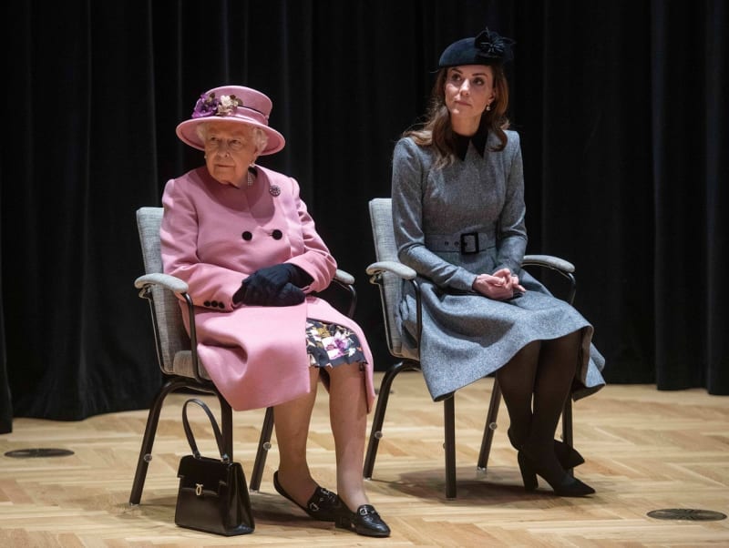 Královna Alžběta a vévodkyně Kate